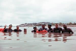Grup de oameni înot sălbatic