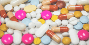 Mieszanka tabletek demonstrujących leki