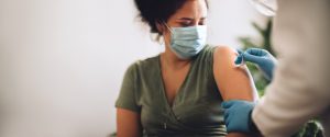 Aşı olan maskeli kadın.